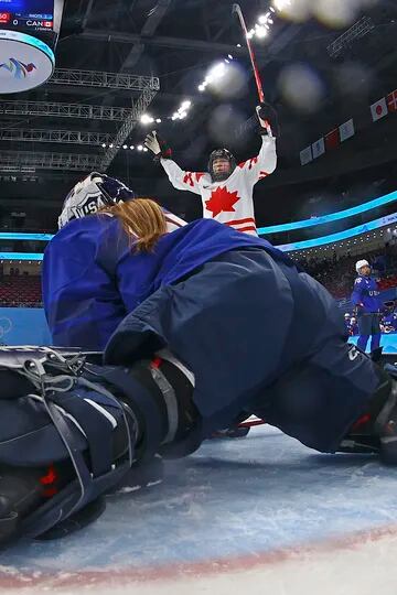 Brianne Jenner, de Canadá, celebra después de marcar un gol contra Estados Unidos durante un partido de hockey femenino de la ronda preliminar de los Juegos Olímpicos de Invierno