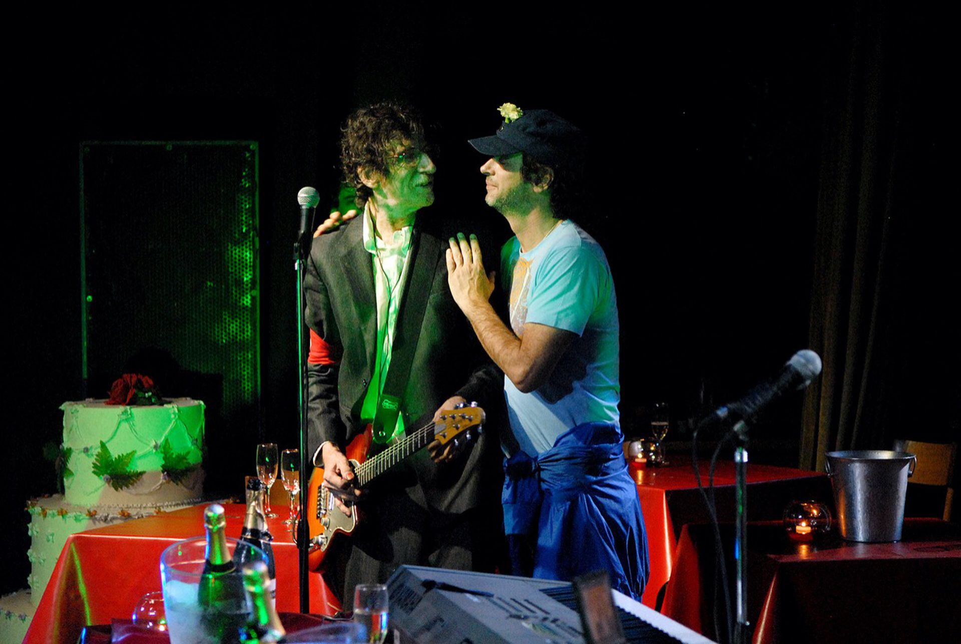 Con Gustavo Cerati, sobre el escenario del Teatro Roxy, el día que cumplió 56 años.