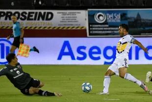 Se viene el gol de Tevez, que elude a Aguerre y definirá con el arco vacío
