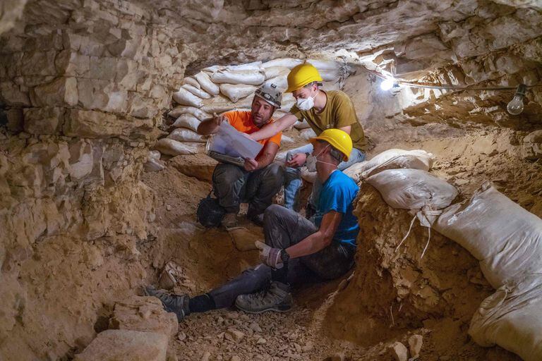 Una imagen proporcionada por la Autoridad de Antigüedades de Israel el 16 de marzo de 2021 muestra una foto tomada el 4 de febrero de 2020 de voluntarios y arqueólogos que participan en excavaciones de cuevas en el desierto de Judea. 