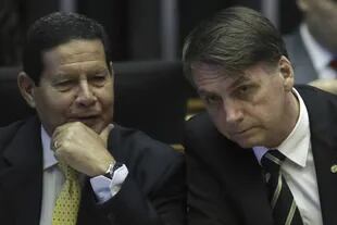 El vicepresidente de Brasil, el general retirado Hamilton Mourao, junto al presidente Jair Bolsonaro