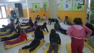 En la Escuela N°40 de Temperley practican yoga