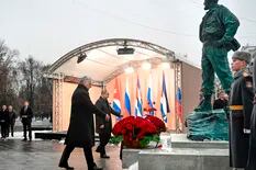 El presidente de Cuba visitó a Putin en Moscú y juntos inauguraron una estatua de Fidel Castro