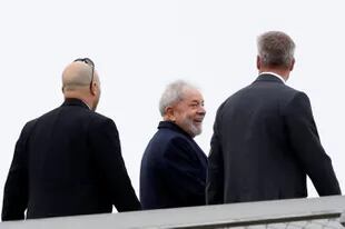 El ex presidente de Brasil, Luiz Inácio Lula da Silva, abandona la sede donde cumple una pena de prisión para asistir al funeral de su nieto de 7 años, en Curitiba, Brasil, el 2 de marzo de 2019.