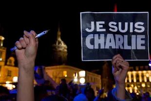 En esta foto del 7 de enero de 2015, un manifestante sostiene un cartel que dice "Soy Charlie" en Clermont-Ferrand (centro de Francia), durante una manifestación en apoyo a las víctimas del ataque del semanario