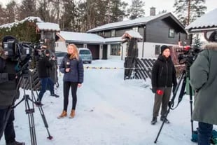 La prensa, frente a la casa del millonario Tom Hagen