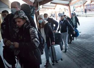 La gente llega en tren desde Kharkiv, en el este de Ucrania, a Przemysl, Polonia, tras el ataque ruso