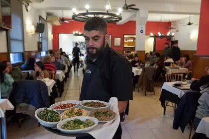 Los platos del restaurante llevan el sello de la comida de Medio Oriente