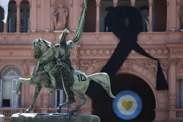 El caballo del monumento a Belgrano pintado con el número 10