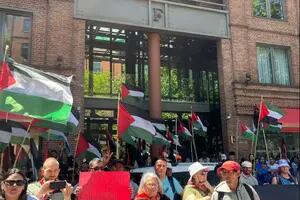 Piqueteros convocados por Esteche marcharon al Hotel Faena en solidaridad con Palestina y en apoyo a Roger Waters