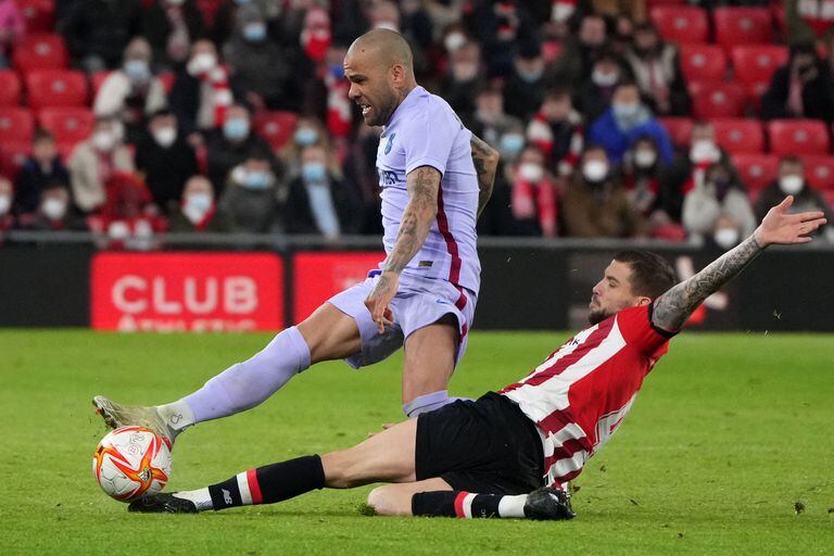 Athletic Bilbao defended the victory against Barcelona with soul and life, like Iñigo Martínez against Dani Alves in a repeated action of the match for the Copa del Rey