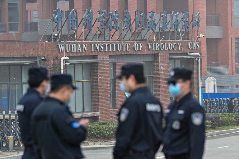 El personal de seguridad monta guardia frente al Instituto de Virología de Wuhan mientras los miembros del equipo de la Organización Mundial de la Salud (OMS) que investigan los orígenes del coronavirus realizan una visita el 3 de febrero de 2021
