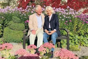El rey Carlos III y Camilla Parker-Bowles, reina consorte, sentados en su jardín de Birkhall 