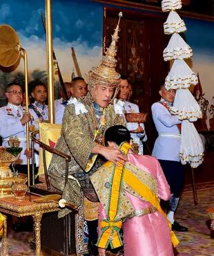 El rey Maha Vajiralongkorn de Tailandia y a la reina Suthida en uno de los rituales durante su coronación en Bangkok