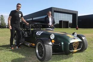 Diego Leuco posando junto a un Modelo Lotus Seven en el Rally Pre-1000 Millas Sport