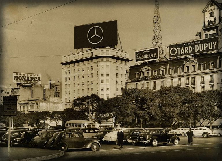 Cartel de Mercedes-Benz de la Avenida 9 de Julio, en la década del 50.