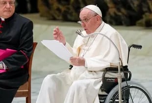 El Papa Francisco en silla de ruedas pronuncia su discurso durante una audiencia con miembros de la Autoridad de Aviación Civil Italiana (ENAC) en el Aula Pablo VI del Vaticano, el viernes 13 de mayo de 2022.