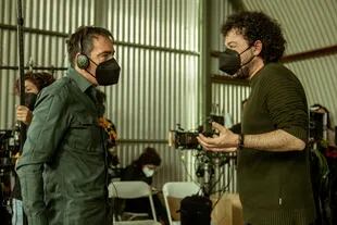 Alex Pina y Jesús Colmenar, creador y productor ejecutivo de la serie, durante un alto del rodaje de la filmación de La casa de papel durante la pandemia