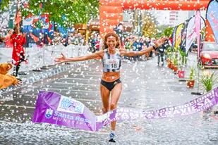 Karina Fuentealba logró, a los 43 años, consagrarse por primera vez en su vida campeona nacional en los 42 K a Pampa Traviesa