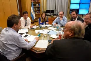 Sergio Massa y su equipo en una reunión de gabinete económico