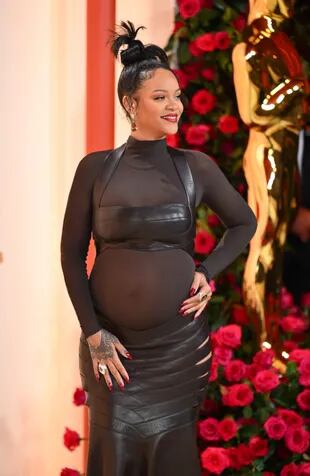 Rihanna dijo presente en los Oscar con un vestido con transparencia, en color negro, de Loewe