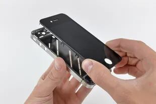 Un iPhone 4 desarmado por los técnicos de iFixit. Apple decidió brindar mayores detalles del desarrollo previo del smartphone, una información que la compañía mantenía bajo estricta reserva