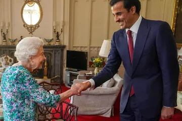 La reina Isabel II de Gran Bretaña le da la mano al emir de Qatar, el jeque Tamim bin Hamad Al Thani, durante una audiencia en el Castillo de Windsor, al oeste de Londres, el 24 de mayo de 2022