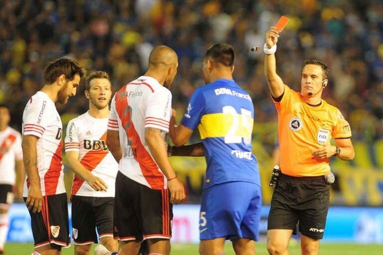 Loustau le muestra la roja a Maidana en el amistoso que jugaron en Mendoza en 2016; ese partido terminó con cinco expulsados, tres de Boca y dos en River