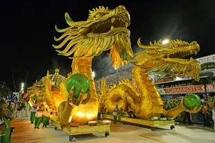 Dos dragones encabezan la procesión de la escuela de samba Imperio Serrano