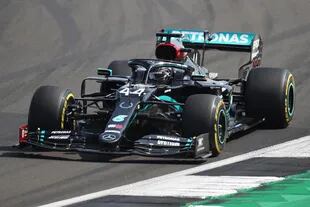 Lewis Hamilton de Mercedes en acción durante la carrera