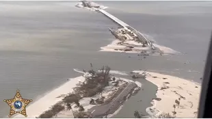 El puente que une Sanibel con la península de Florida quedó destrozado.