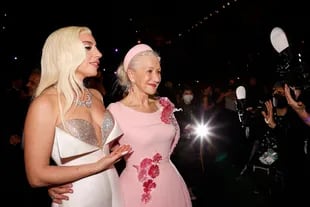 Lady Gaga y la actriz británica Helen Mirren, cómplices durante la ceremonia