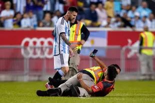 A Fan Jumped On The Pitch To Greet Messi.  He Didn'T Achieve His Goal, But He Took A Picture...