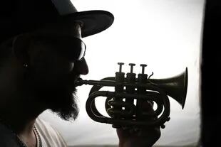Entrevista al cantante y trompetista Hugo Lobo, líder de la banda Dancing Mood. 15/11/17