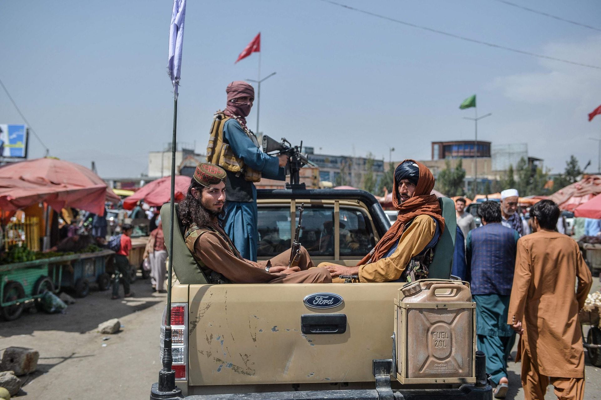 "La gente tiene miedo a lo desconocido. Los talibanes patrullan la ciudad en pequeños convoyes. No molestan a nadie, pero por supuesto la gente tiene miedo"