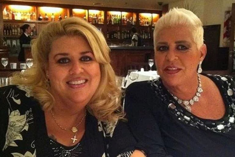 Cecilia Pell-Richards junto a su madre, María Martha Serra Lima; la recordada cantante murió hace dos años, en Miami