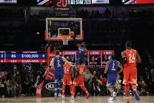 LeBron James la vuelca durante el All Star Game 2020 de la NBA