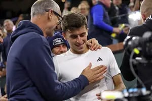 La asombrosa historia del italiano que venció a Djokovic: del coach argentino de su infancia al póster de Nole