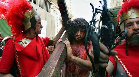 La pasión de Cristo es recordada en el Vía Crucis