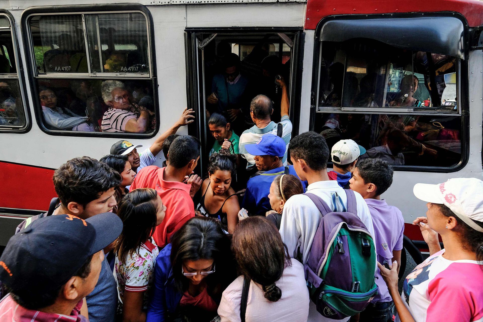 La gente usa el transporte público durante un corte de energía en Caracas.