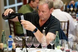 Cada propietario de su desarrollo, The Vines of Mendoza, puede producir su propio vino. Mike hace ocho vinos diferentes con su propia marca.