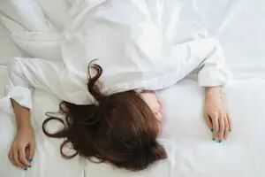 El hábito que ayuda a conciliar el sueño y por qué hay que evitar la comida picante