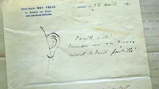 La parte superior de la carta del doctor Rey Félix con el dibujo de la oreja y la línea punteada.