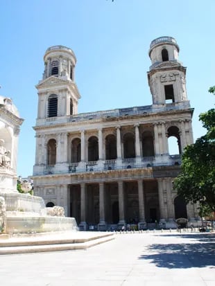 Saint Sulpice, en el barrio de Odeón, es una de las iglesias más grandes de la ciudad, aunque no tan conocida como Notre Dame.