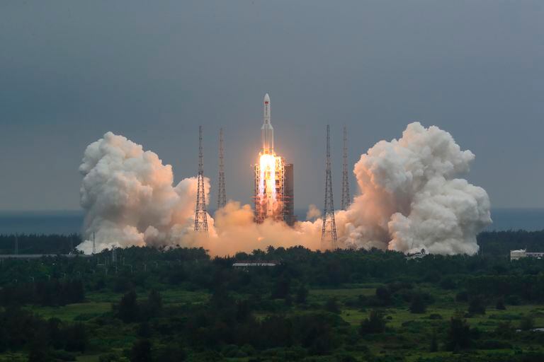 En esta imagen del 29 de abril de 2021 difundida por la agencia noticiosa china Xinhua, se ve el despegue de un cohete Long March 5B que transporta un módulo para la estación espacial china, desde la base de lanzamiento de Wenchang, en la provincia de Hainan, en el sur de China. (Ju Zhenhua/Xinhua via AP, Archivo)