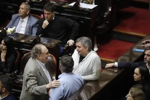 Máximo Kirchner habla con Carlos Heller en el recinto de la Cámara de Diputados, el jueves pasado