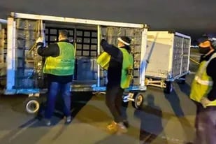 Más de 30 respiradores donados por Lionel Messi llevan meses abandonados en el depósito del aeropuerto