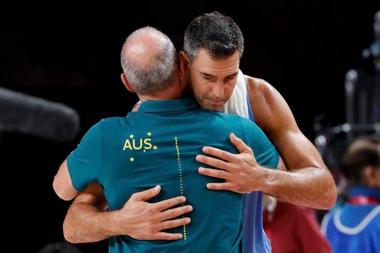 El entrenador australiano abraza a Scola