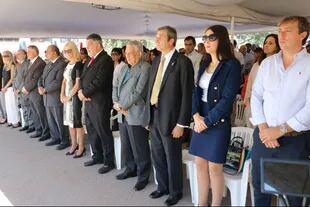 El gobernador de Tucumán, Juan Manzur, junto a funcionarios y representantes de la compañía azucarera Los Balcanes