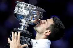 Djokovic aplasta a Tsitsipas y gana su décimo Abierto de Australia